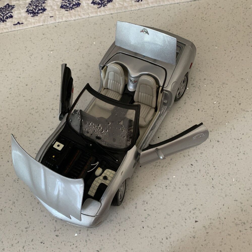 Maisto 98 Corvette 1/18 SCALE
